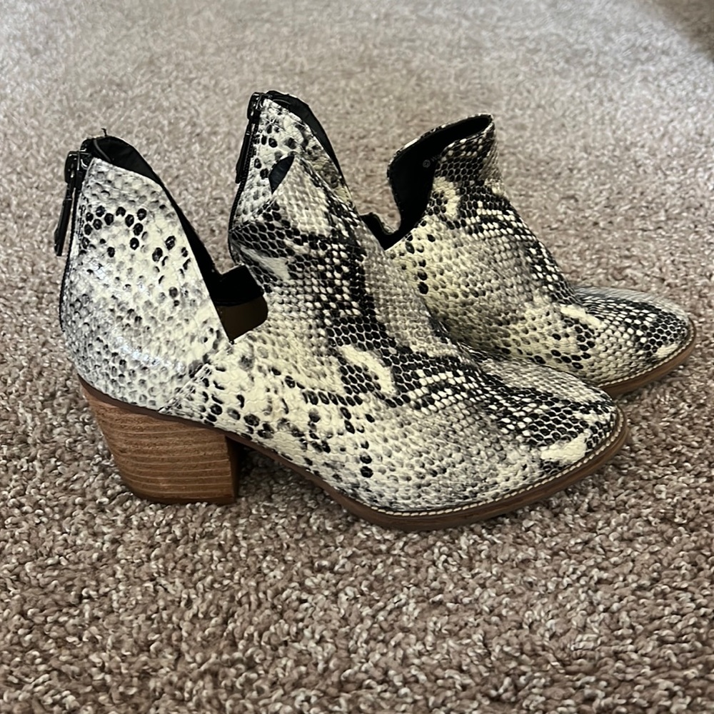Blonde size 8.5 gray snake print booties